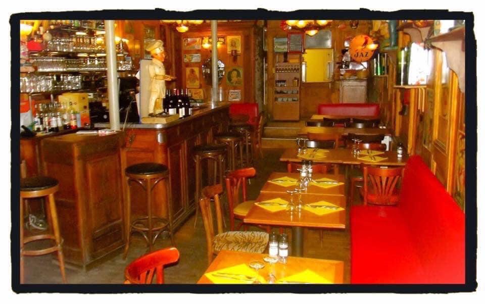 Intérieur chaleureux du restaurant Au Petit Zinc à Lyon