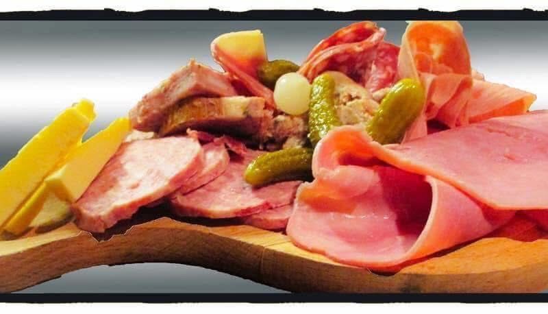 Assiette de charcuterie artisanale accompagnée de cornichons – Au Petit Zinc Lyon