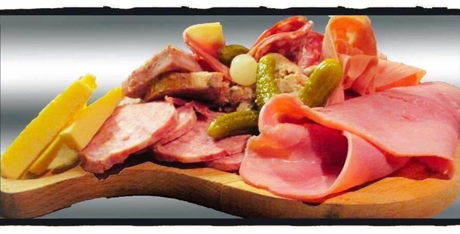 Assiette de charcuterie artisanale accompagnée de cornichons – Au Petit Zinc Lyon