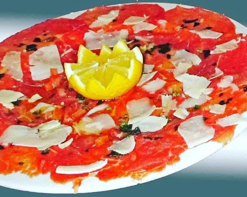 Carpaccio de bœuf finement tranché servi au restaurant Au Petit Zinc à Lyon