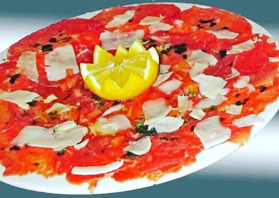 Carpaccio de bœuf finement tranché servi au restaurant Au Petit Zinc à Lyon