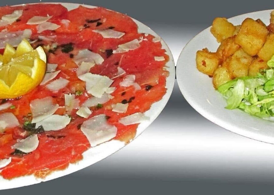 Carpaccio de bœuf finement tranché accompagné de salade verte – Au Petit Zinc Lyon