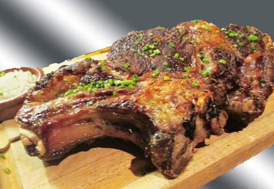 Côte de bœuf grillée servie sur planche en bois – Au Petit Zinc Lyon