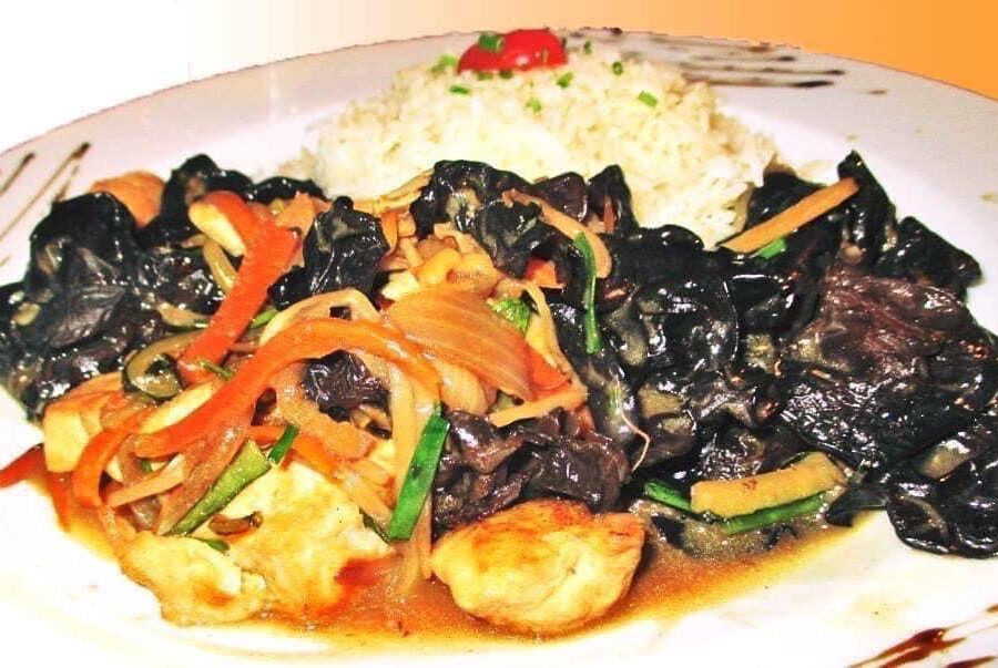 Émincé de poulet aux légumes frais avec riz parfumé