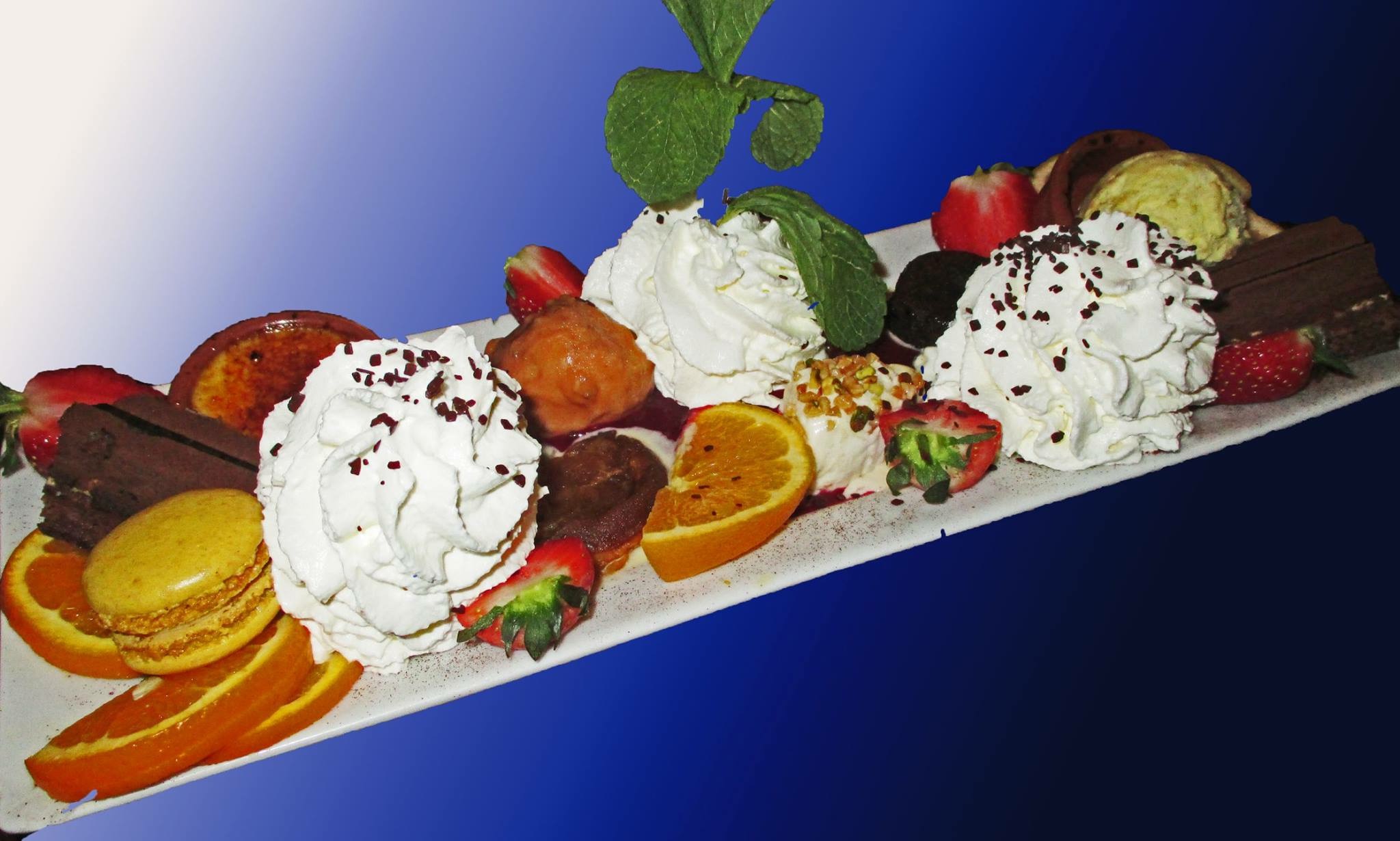 Farandole de desserts assortis avec macarons, chantilly et fruits frais – Au Petit Zinc Lyon