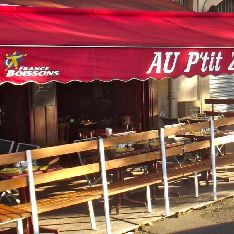 Terrasse en extérieur du restaurant Au Petit Zinc à Lyon