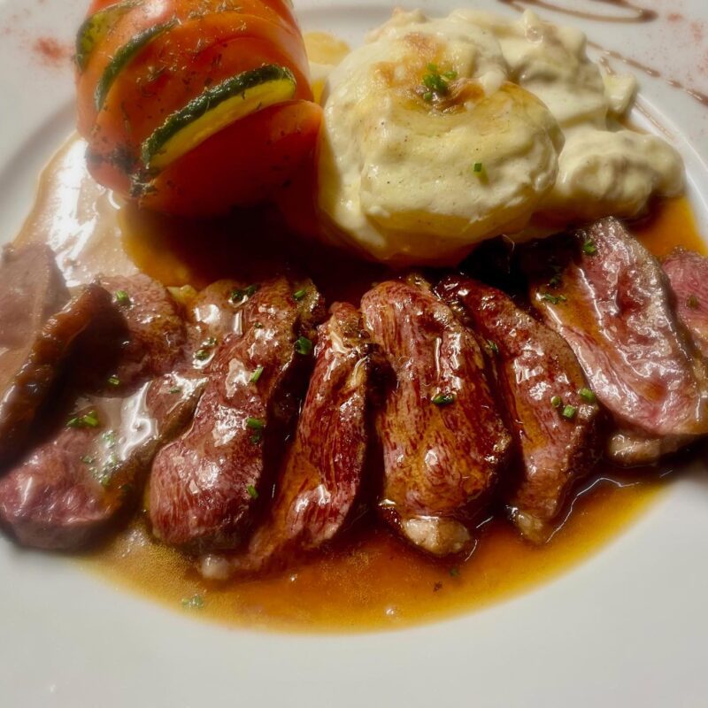 Magret de canard grillé avec sauce au miel et pommes de terre sautées