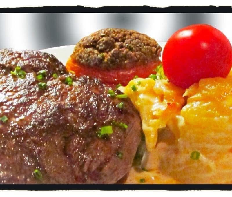 Merlan de bœuf servi avec tomate farcie et pomme de terre maison