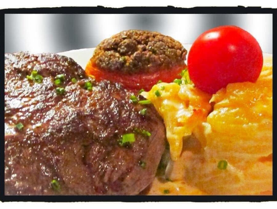 Merlan de bœuf servi avec tomate farcie et pomme de terre maison