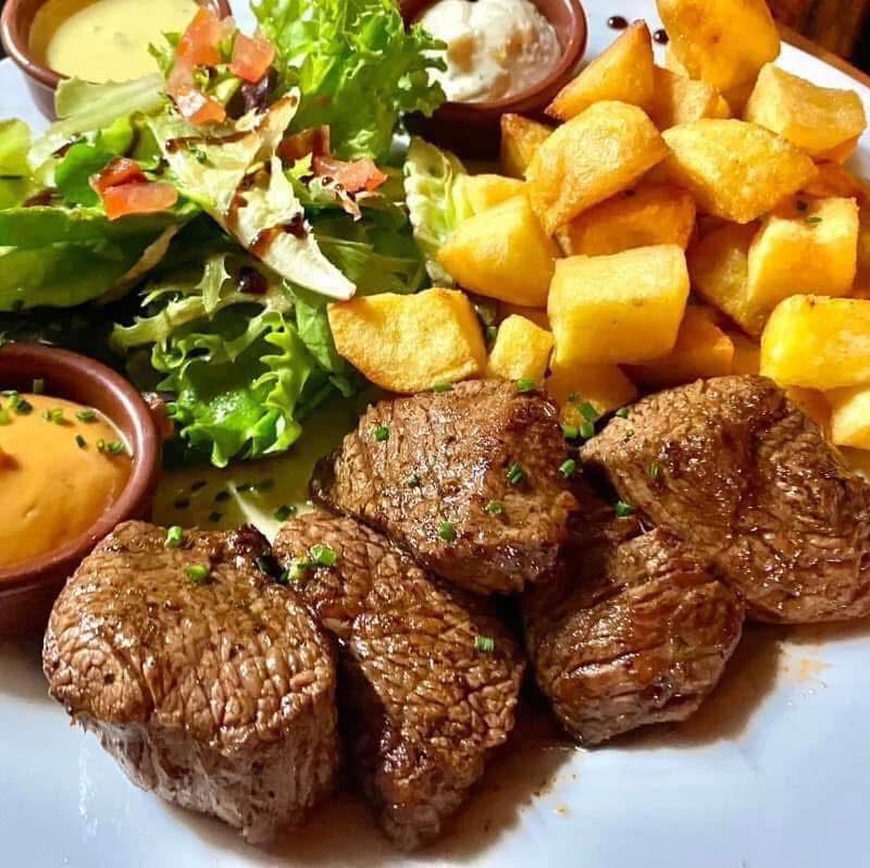 Mignonette de bœuf avec salade verte, pommes sautées et trois sauces