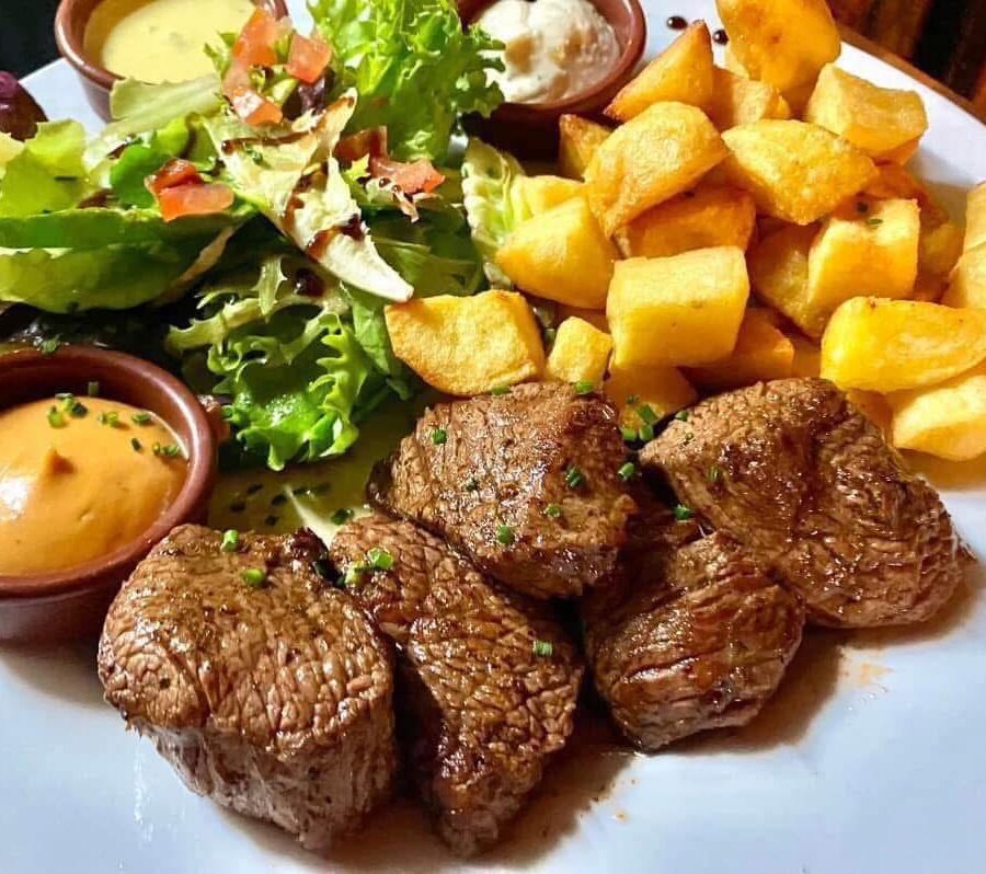 Mignonette de bœuf avec salade verte, pommes sautées et trois sauces