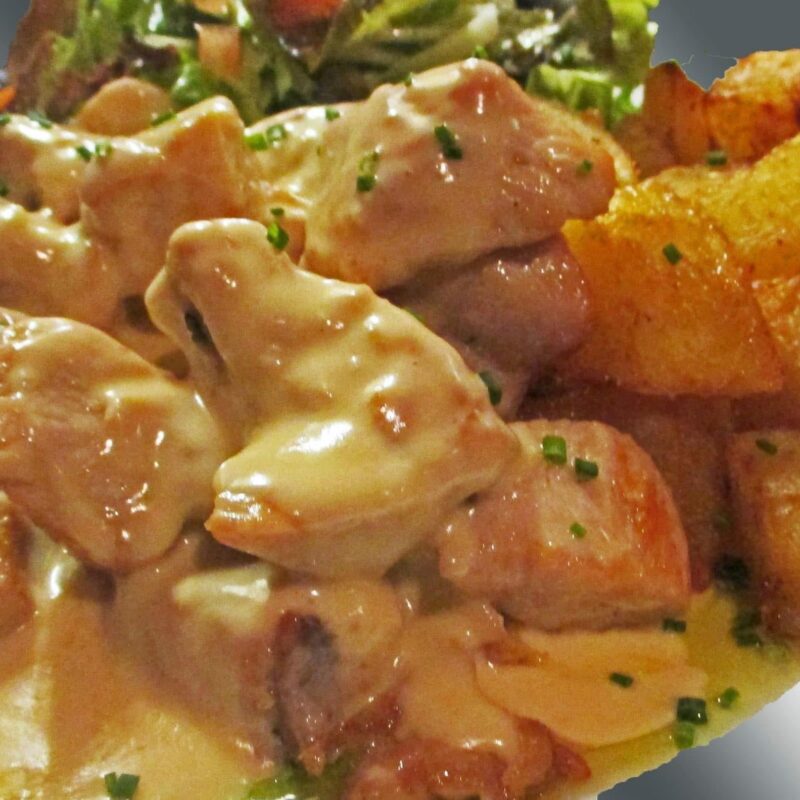 Mignonette de volaille sauce Saint-Félicien et pommes de terre sautées maison – Au Petit Zinc Lyon