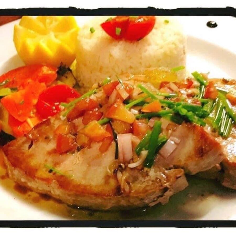 Riz citron parfumé accompagné de [viande/poisson] et légumes frais – Au Petit Zinc Lyon