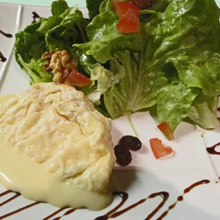 Saint-Marcellin crémeux servi sur feuille de salade