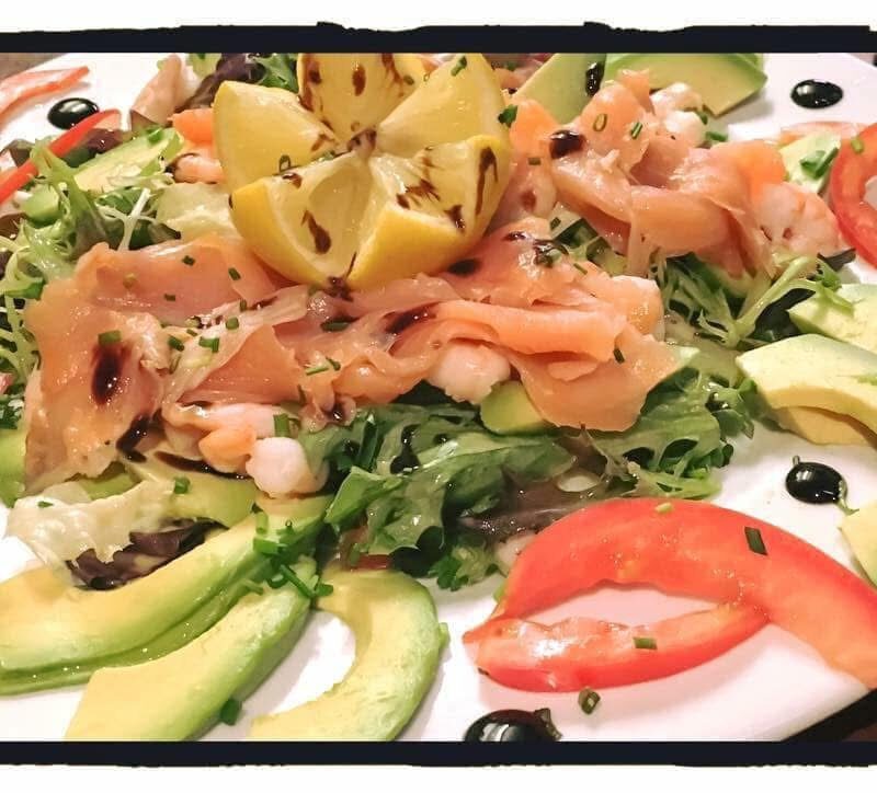 Salade nordique au saumon fumé et avocat avec salade verte – Au Petit Zinc Lyon