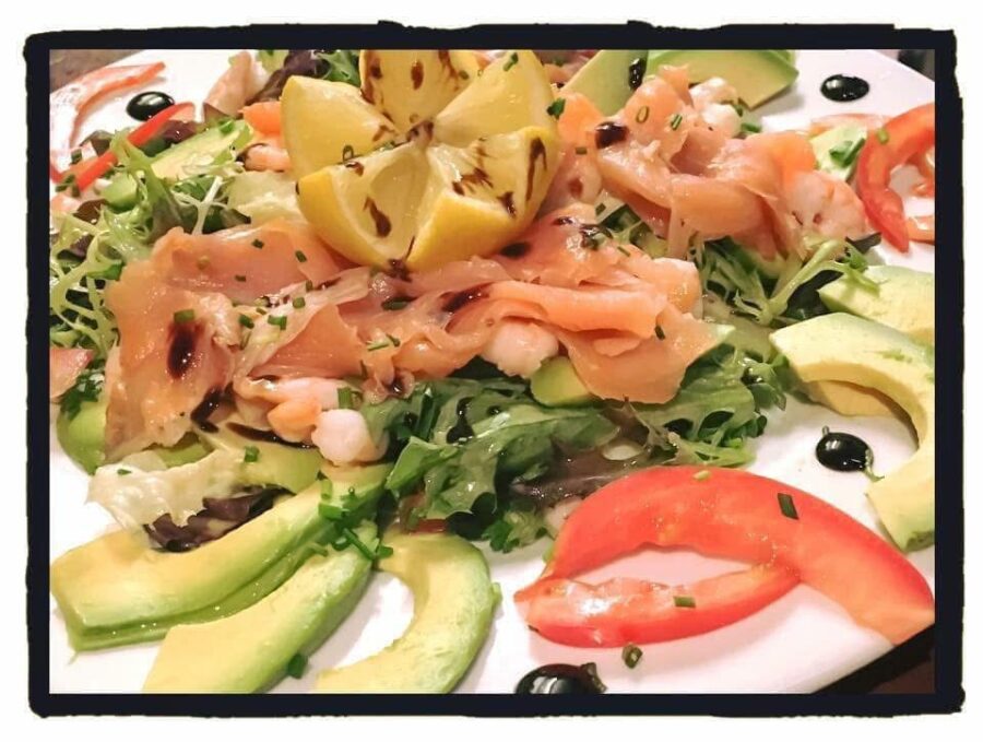 Salade nordique – saumon & avocat – Au Petit Zinc Lyon
