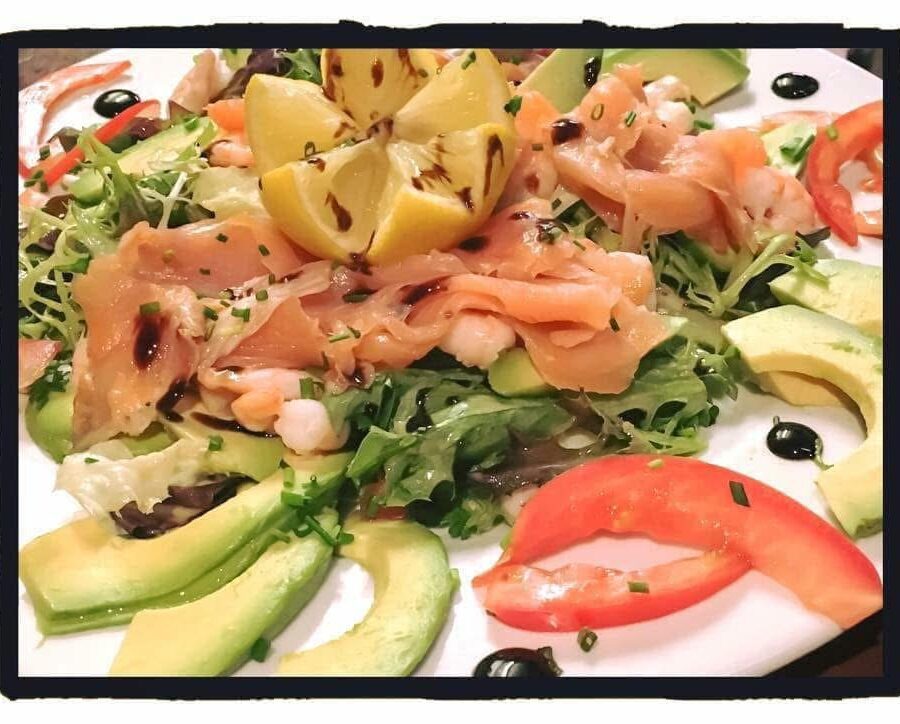Salade nordique au saumon fumé et avocat avec salade verte – Au Petit Zinc Lyon