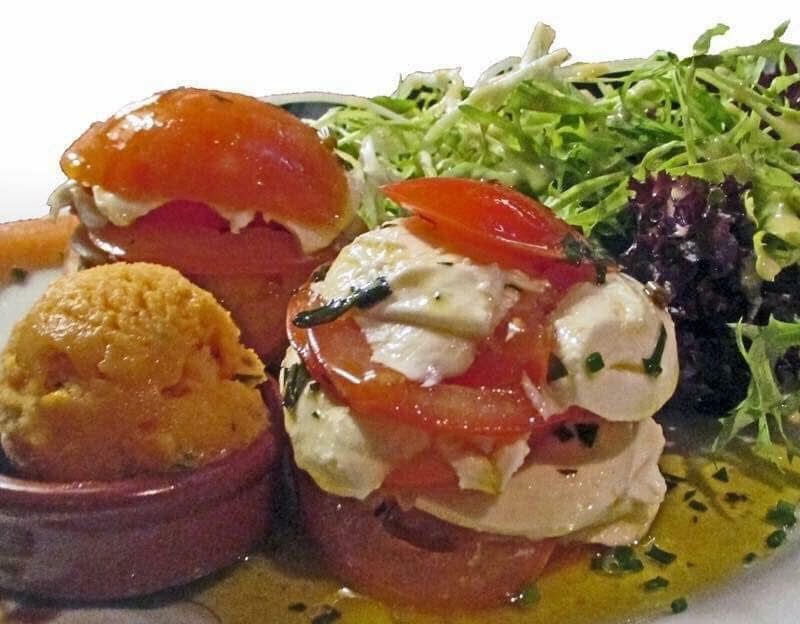 Salade de tomates fraîches et mozzarella di bufala accompagnée de mesclun et vinaigrette