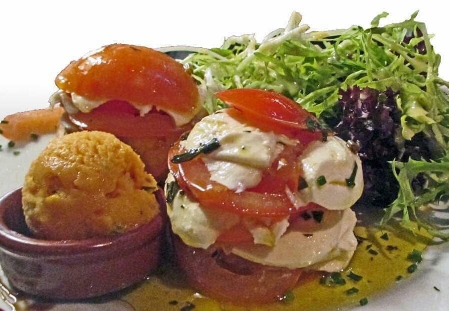 Salade de tomates fraîches et mozzarella di bufala accompagnée de mesclun et vinaigrette