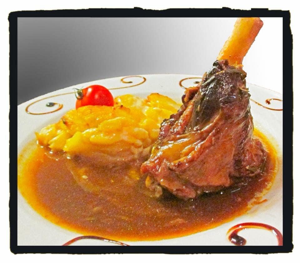 Souris d’agneau confite accompagnée de gratin maison au restaurant Au Petit Zinc à Lyon