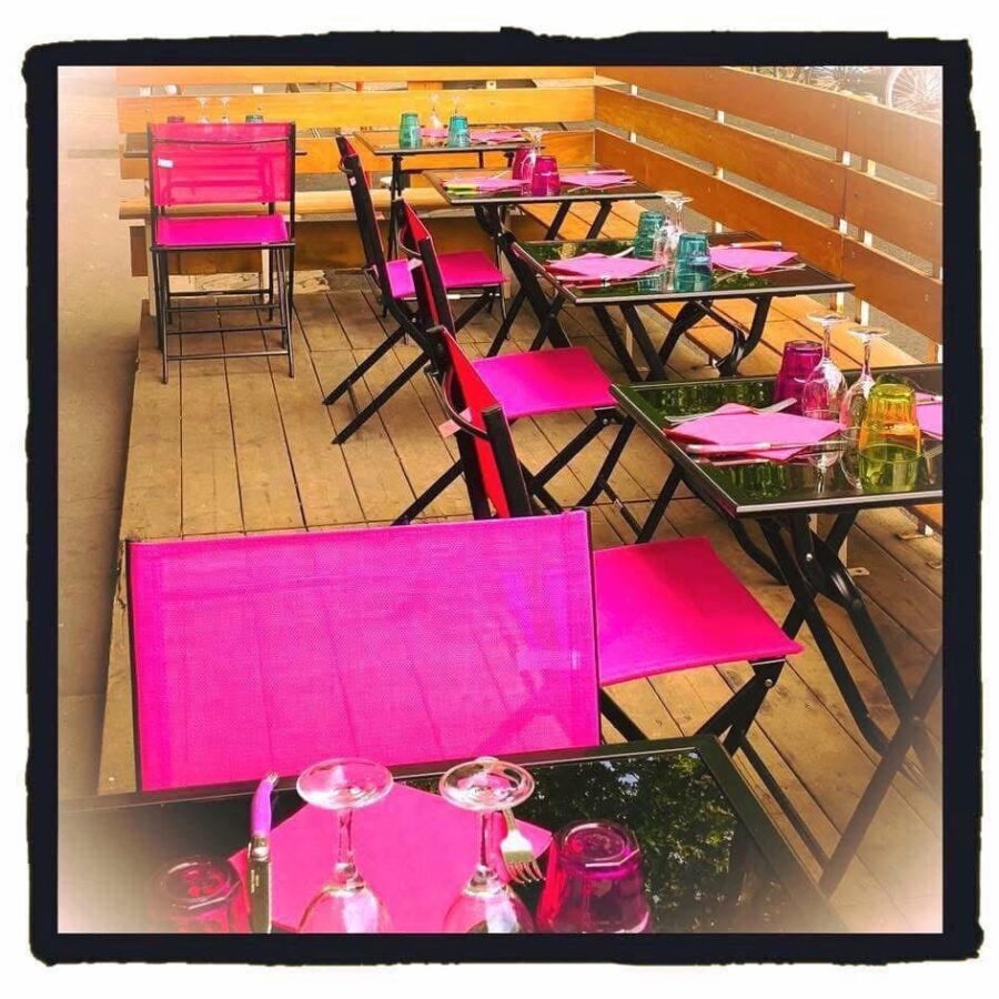 Terrasse ensoleillée du restaurant Au Petit Zinc à Lyon